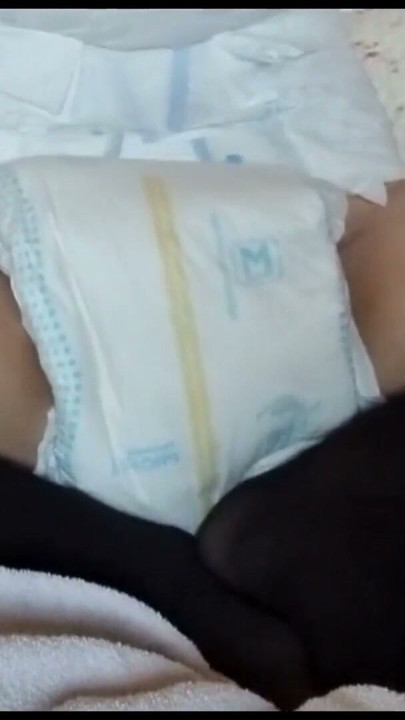 연결하고 기저귀를 갈아입는 계집애 | 클립 2