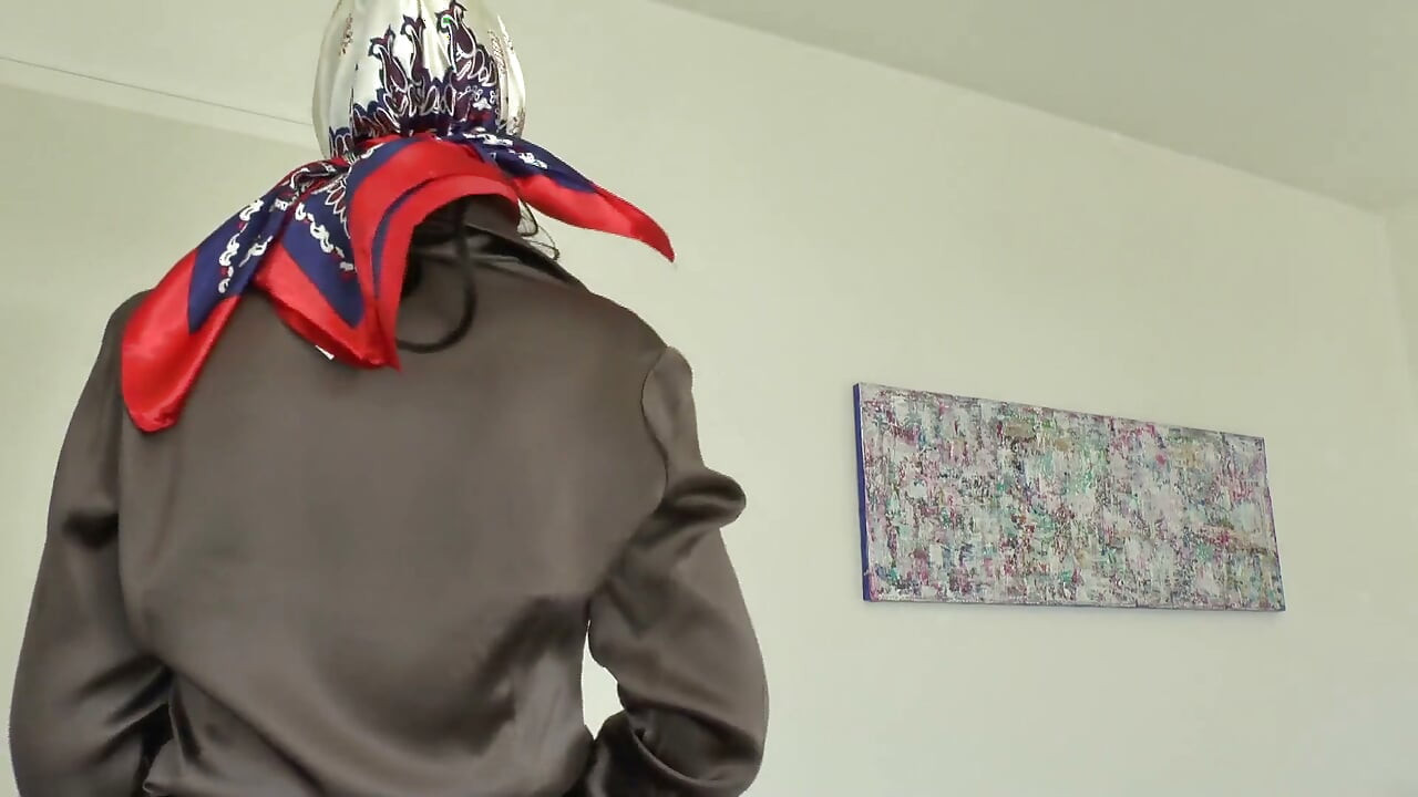 L’après-midi, essai de foulard, Lady Victoria Valente
