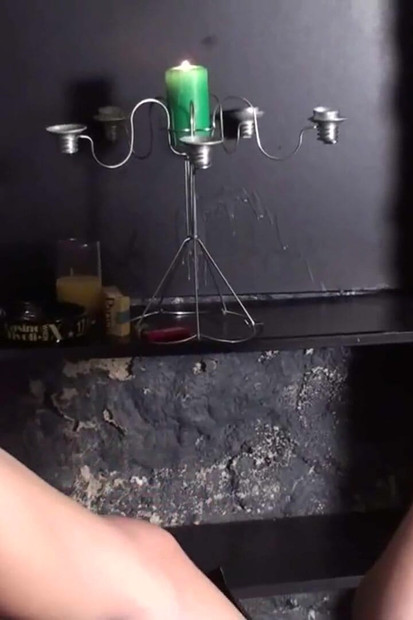 उसके युवा पैरों की पूजा करने के लिए पिंजरे से बंधा हुआ