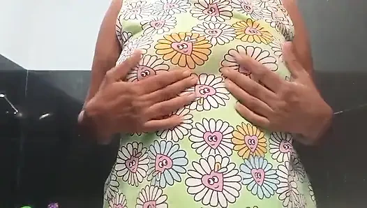 Kakak ipar india masturbasi masturbasi di kamar mandi