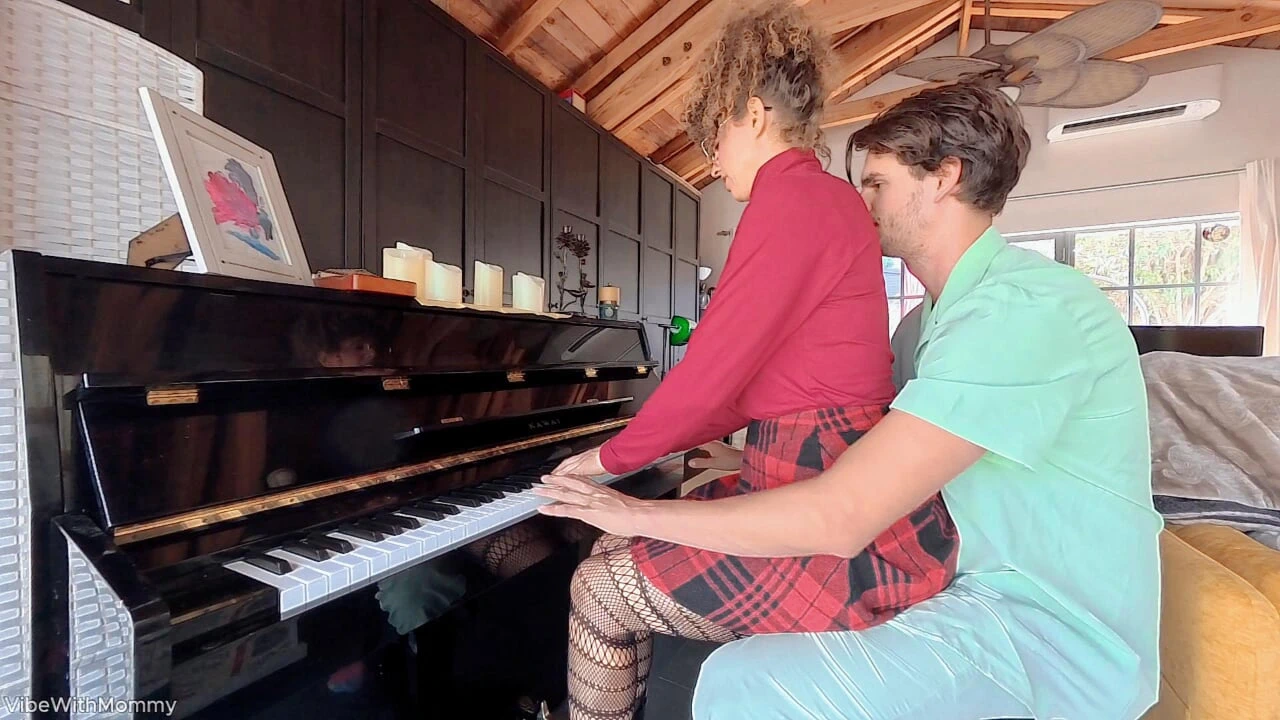 我把精液射在我的钢琴老师身上