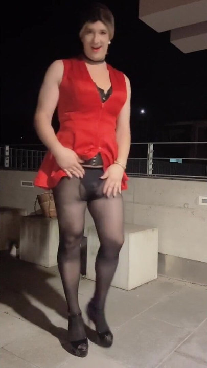 Ključni trenutak iz "Sissy jaše dildo vani"