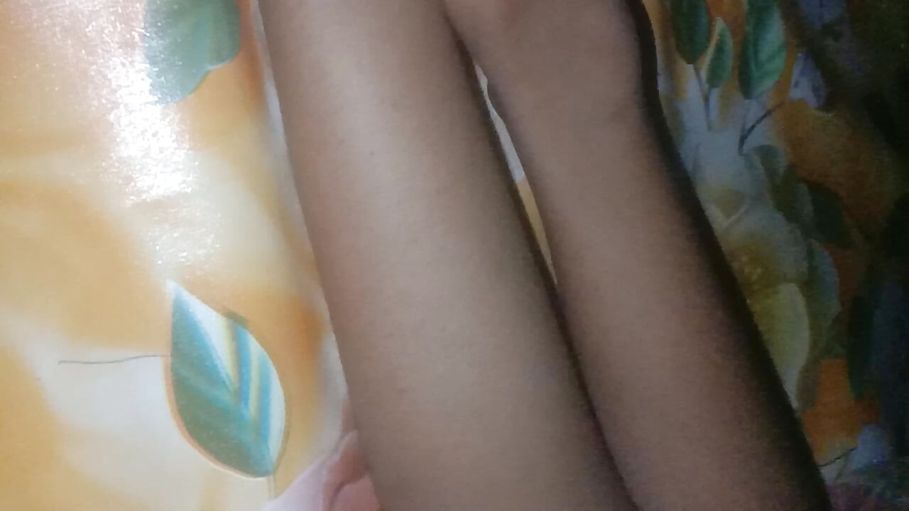 Chica virgen pura parte 1 muestra su gran culo y apretado