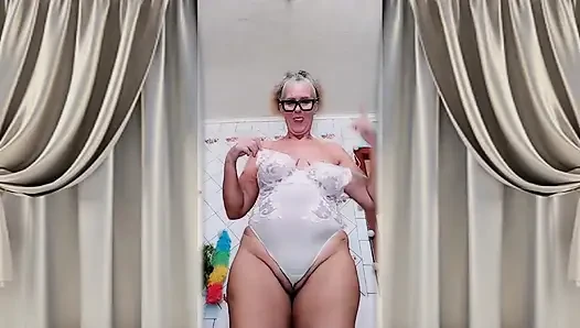 Eine Alte Frau Masturbiert Leidenschaftlich in Der Küche Vor Der Kamera.