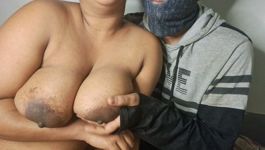 Geile vrouw zuigt tieten tijdens harde seks