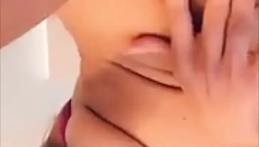 Lela star masturbiert ihre muschi, nachdem sie ihr kleines arschloch beim dirtytalk massiert hat
