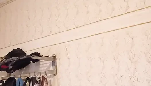 Миниатюрные сиськи под черной рубашкой