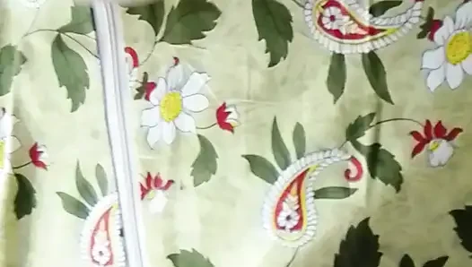 Göt amcık sikiyor yarak emiyor göğüslerini emiyor memeden süt emiyor ve domaltarak yarağa oturuyor ve doğrudan Hintçe seste yatıyor