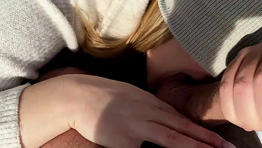 Ngocok kontol dan ngentot gaya doggy di hutan - nyepong kontol berisiko di hutan