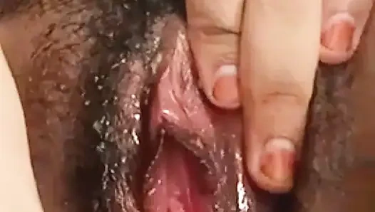 Дези юная студентка мастурбирует с использованием банана пальцами и Carror