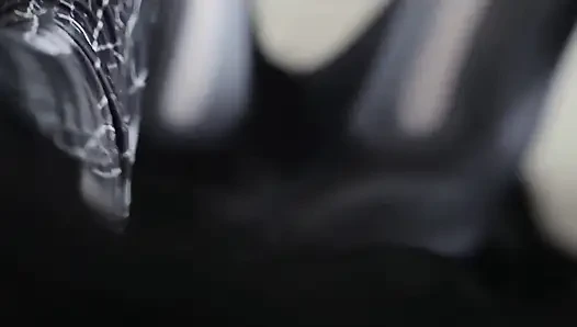 Colmekin kız örümcek adam tobrut indo cilt bakım şişesi kullanıyor