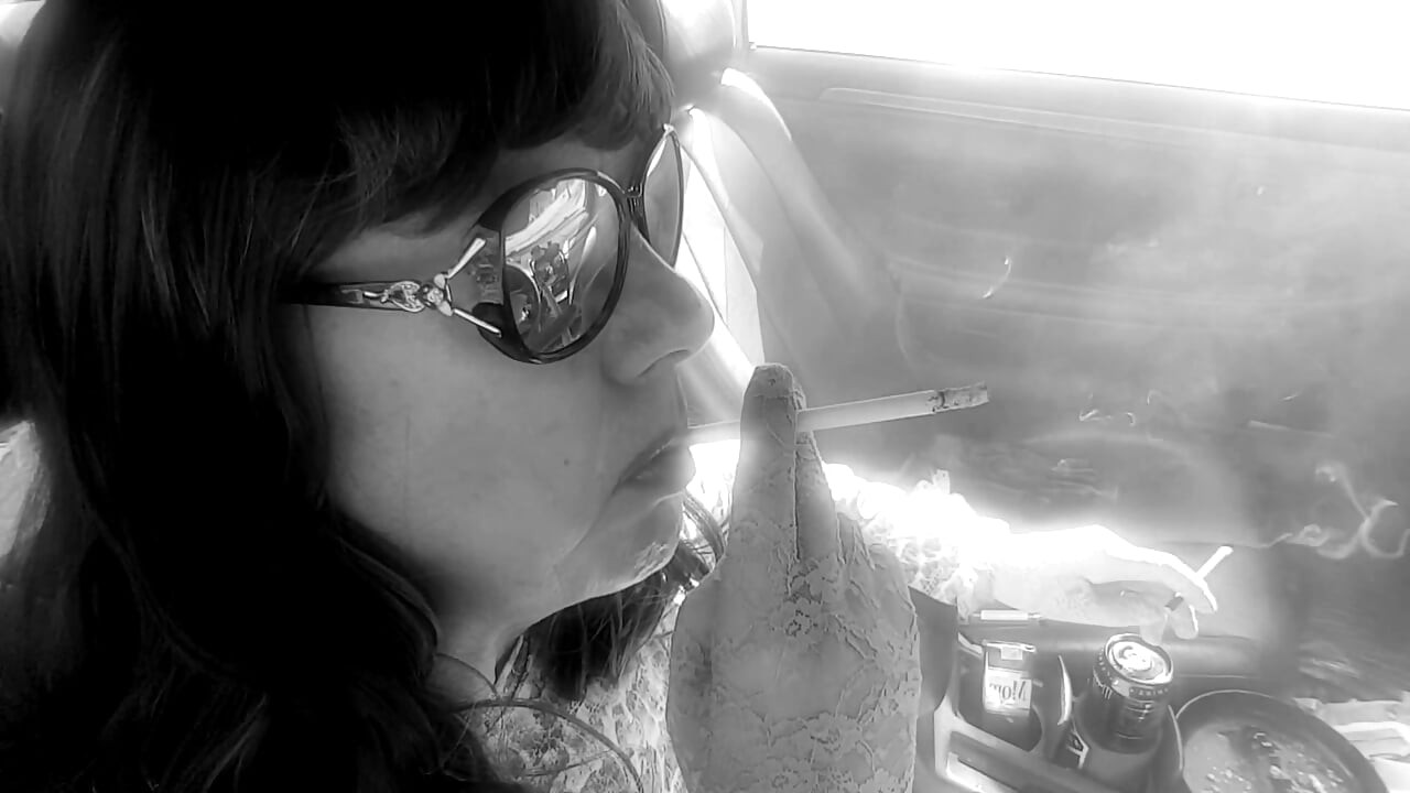 TS BI GILF that loves to smoke long cigarettes VS120 & More120 menthols in her car