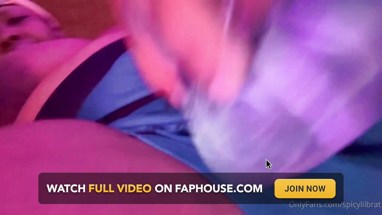 豐滿的黑妞滿足她的性慾