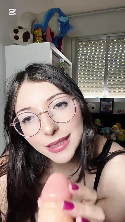 Verwende latina zuigt je lul om nog meer door papa verwend te worden