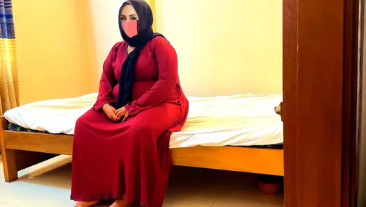操一个穿着红色 burqa 和头巾的微胖穆斯林岳母