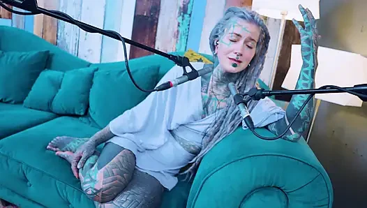 Ich spreche über O - Overcome - ASMR podcast SFW spricht goth dünnes mädchen dreadlocks tattoo-modell mit tätowierung, tätowiertes mädchen