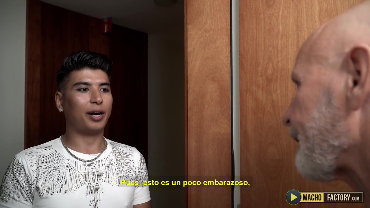 超级性感的爸爸benedictus得到一个大玩具和大鸡巴插他紧致的屁股