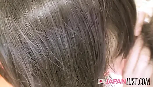 Blasse japanische oma in sexy schwarzen dessous