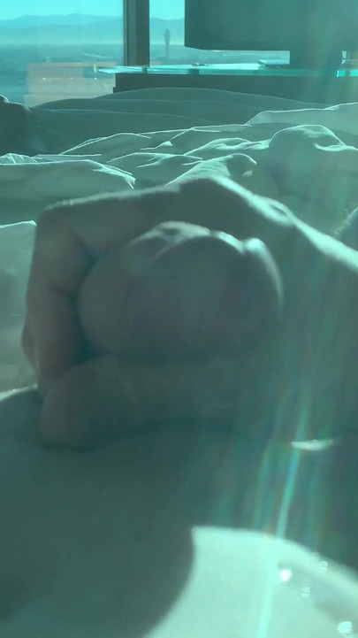 Magrinha ruiva gêmea masturbada para intenso orgasmo ejaculação enorme