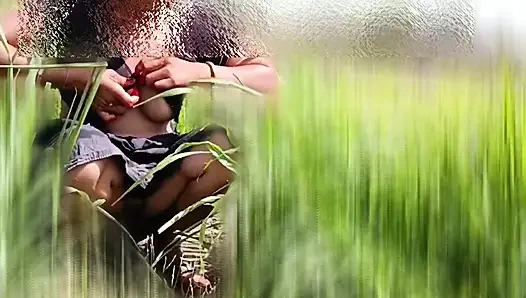 Adik tiri desa india mandi bareng-bareng di lapangan terbuka sambil mandi sambil bugil di hutan, kakak ipar diam-diam