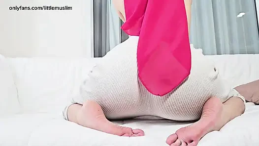 Pov: pantat bahenol gadis berhijab lagi asik muasin memeknya