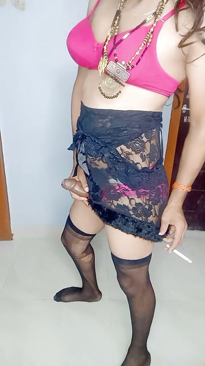 Meri mummy ne kal aisi hi apni chut me vibrator dala tha our do lund ek sath li thi