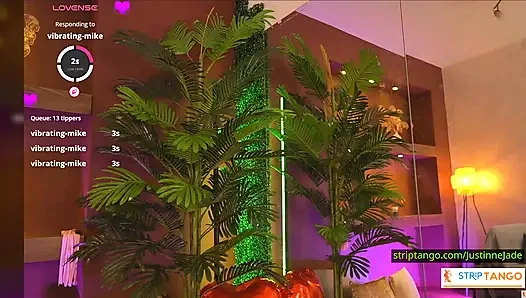 JustinneJade zieht sich aus und ölt ihren arsch ein - Zuschauer klicken, um ihre Üppige zu vibrieren