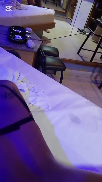 Pantat Argentina bertemu banteng di hotel dan mengirim video ke suaminya yang disetubuhi dengan sangat keras