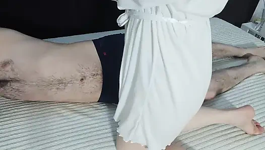 Мачеха с большими сиськами делает масляный массаж со счастливым окончанием