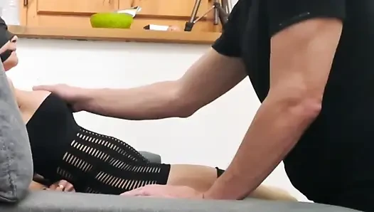 MILF bağlandı, gözleri bağlı, ağzı kapatıldı, yaladı ve sevişti