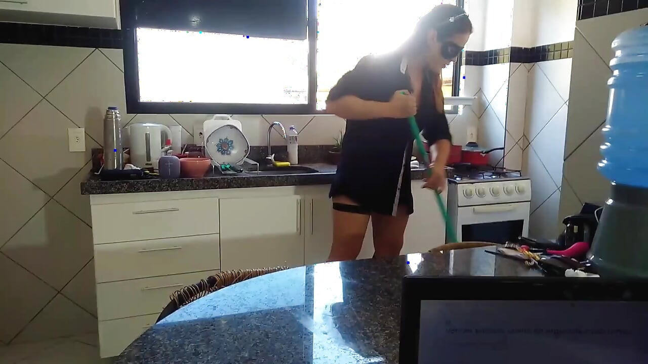 Sobarica mi puši kurac dok joj ne svrši u usta