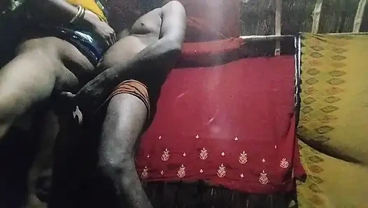 Chor ne chori karane aaya to bhabhi ne chor se boor chodane laga