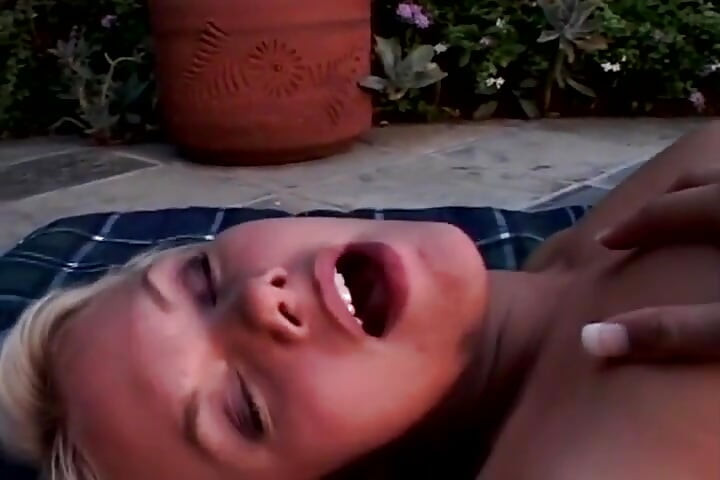 Des blondes lesbiennes sexy baisent dans la nature avec un gode