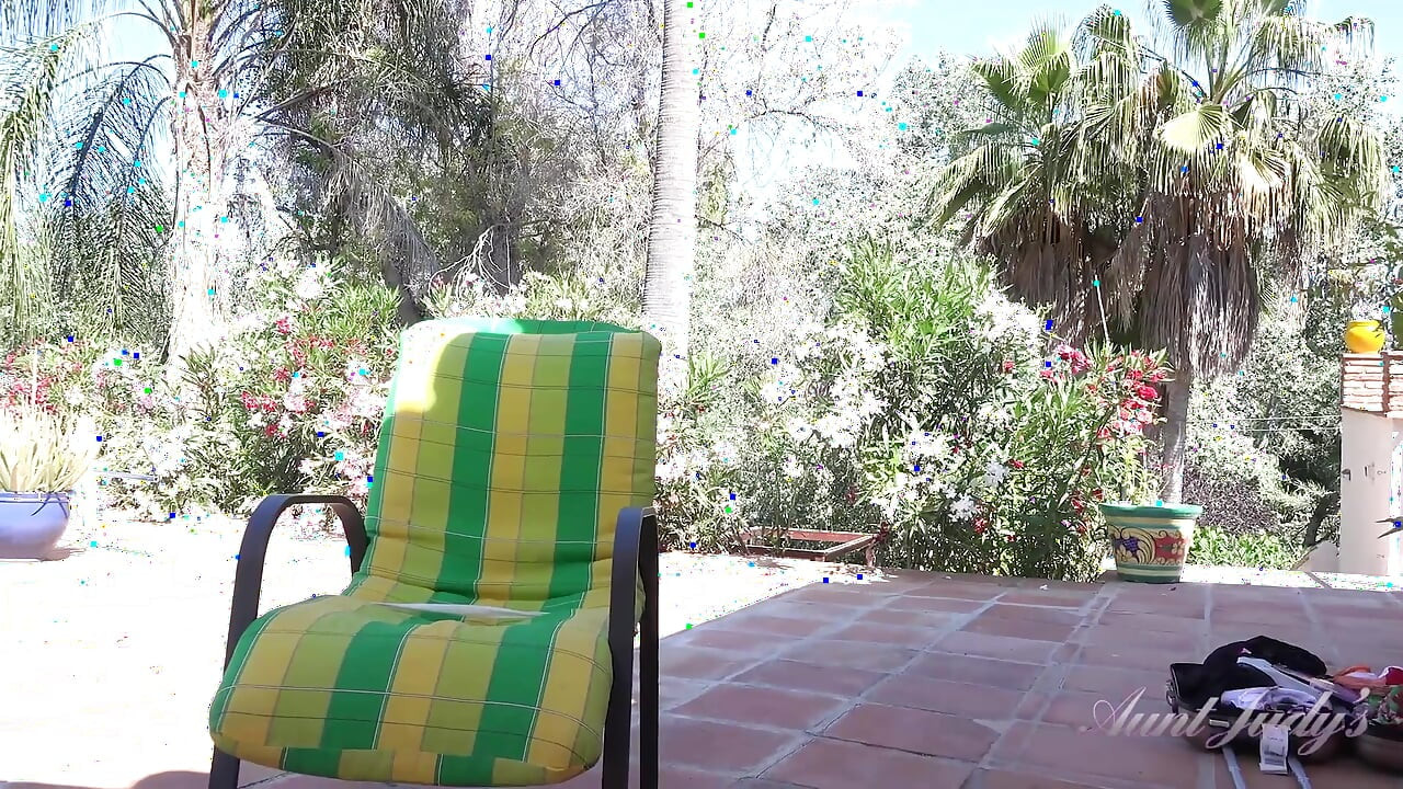 ראיון בחוץ שטוף שמש עם מילף בוגרת וחזה גדול מגי מון