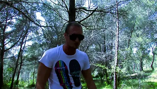 Sexy beute im wald für einen bösen und erregten typen