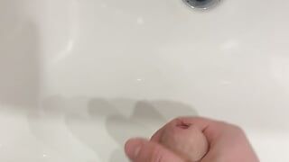 Pancutan air mani di bilik air