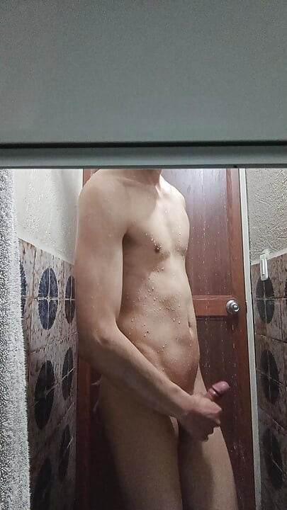 Enteado toma banho na casa da madrasta.