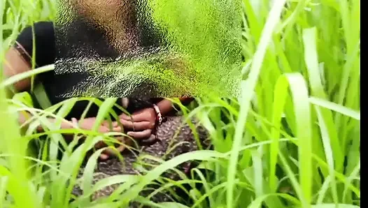 Menantu perempuan desi desa sedang melepas pakaiannya di ladang millet dan menunjukkan jarinya di vaginanya kepada ayah mertuanya.