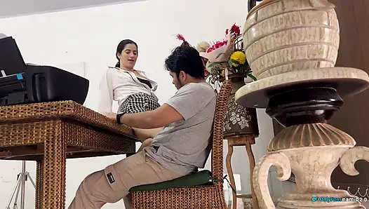 Die sekretärin verführt mich und ich stimme zu, diesem perfekten arsch einen guten fick zu geben!