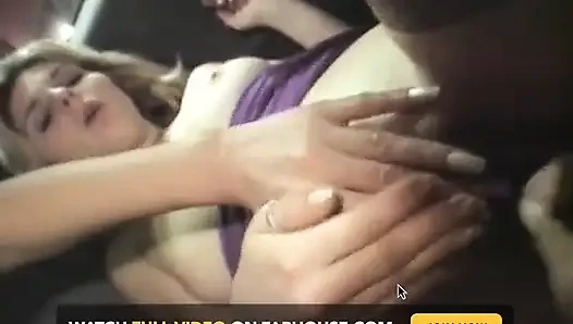 Gadis les biseks perancis lagi asik bersenang-senang di dalam mobil