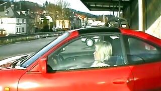 Гаряча німецька блондинка ділдосує свої дірки перед смоктанням члена в відео від першої особи