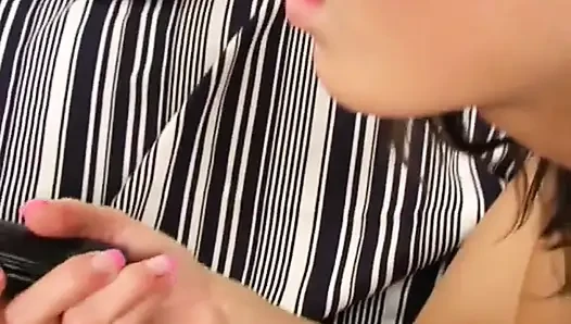 Memek cewek sange ini dijilat dan digosok sama pacarnya