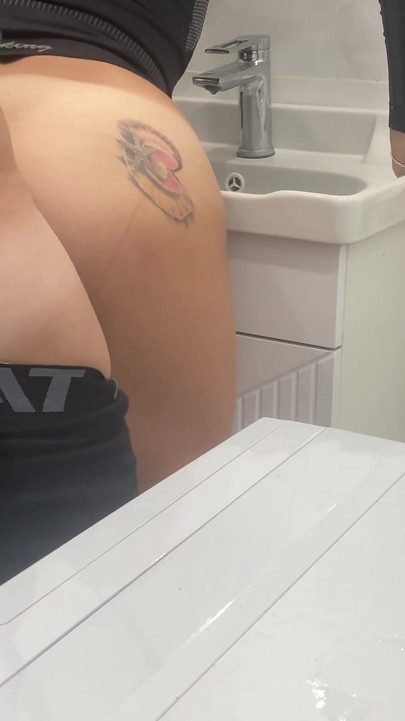 Gymflickan knullade i sitt badrum efter sporten