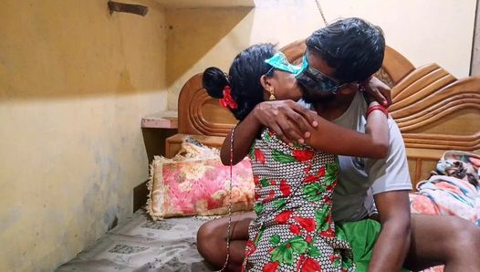 Un couple indien fait l'amour avec des baisers, une pipe et une baise de chatte dans un style desi - hindi complet