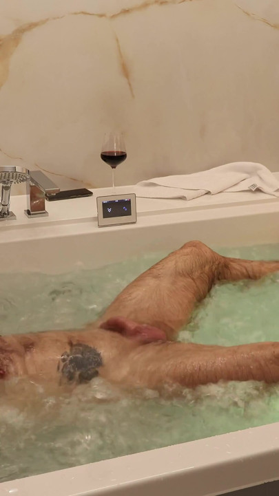 Hairy Muscle Stud: Luxury Jacuzzi Strip & Raw Jerk off - 4K Bodybuilder Solo