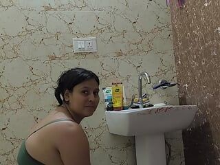 Puja fa il bagno in doccia