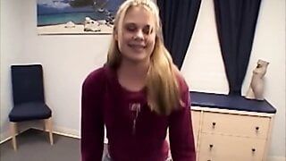 Une petite adolescente blonde se caresse la chatte