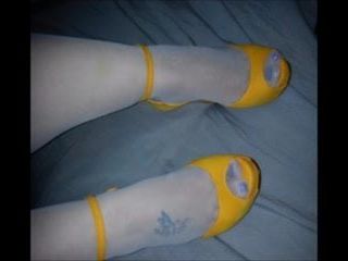 Сексуальные ноги в белых чулках, желтая дизайнерская с открытым мыском