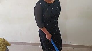 Empregada virgem nativa limpa sexo com dono de quarto pela primeira vez em voz hindi