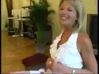 Гэнгбэнг с сексуальной женой-блондинкой в любительском видео